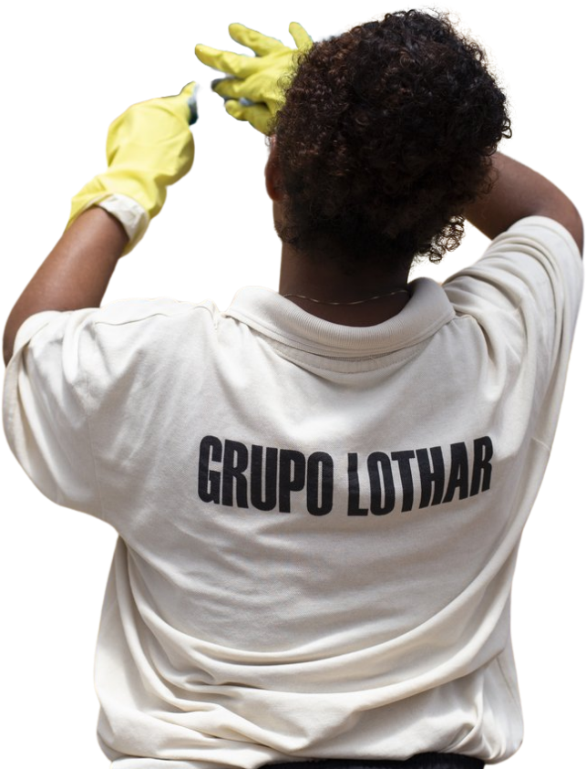 Profissional de facilities do Grupo Lothar em operação